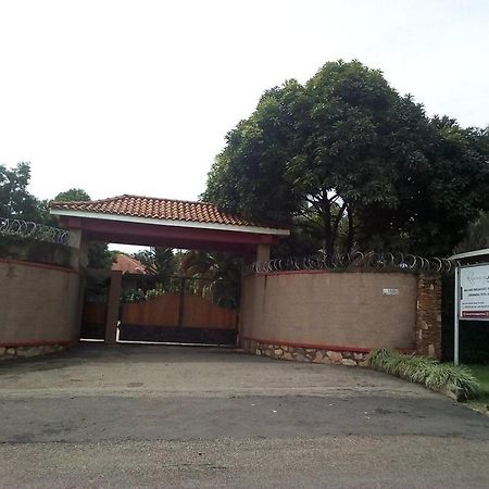Rosemary Courts Bed And Breakfast Entebbe Extérieur photo