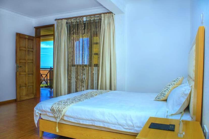 Rosemary Courts Bed And Breakfast Entebbe Extérieur photo